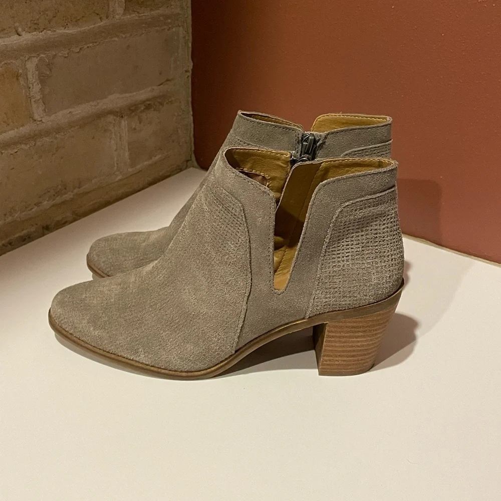Lucky Brand LP-Ponic Women’s 8.5M taupe grey side zip heeled ankle booties - Picture 3 of 12